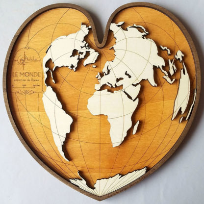 carte du monde en bois dans un coeur