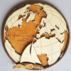 Voilier sur carte atlantique en bois