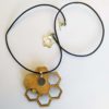 pendentif abeille, vue de dos