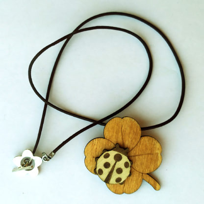 pendentif porte bonheur en bois