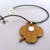 Pendentif coccinelle en bois, dos