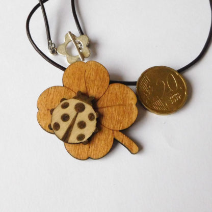 Pendentif coccinelle en bois