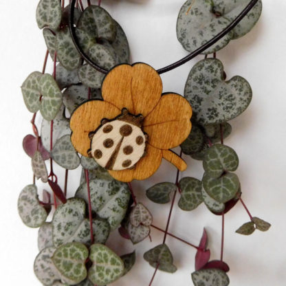 pendentif coccinelle et trèfle à 4 feuilles