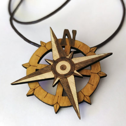 pendentif en bois en boussole