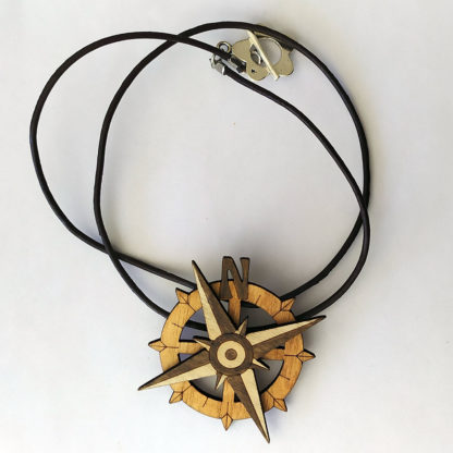 Collier boussole en bois peinte à la main