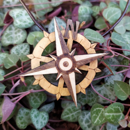 rose des vents en bois pendentif