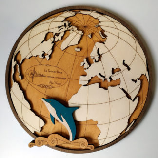 carte du monde en bois avec dauphin