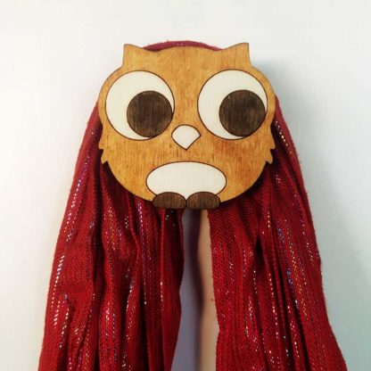 patère en bois avec foulard