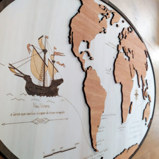 Carte du monde en bois gravure navire