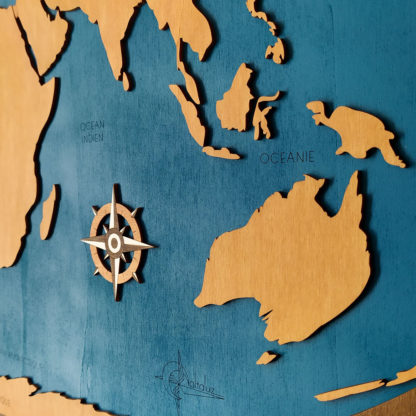 carte du monde en bois boussole