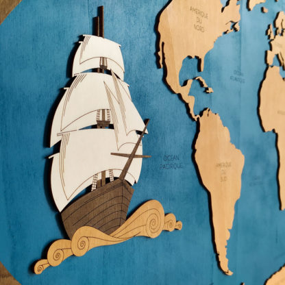 Carte du monde avec voilier bois