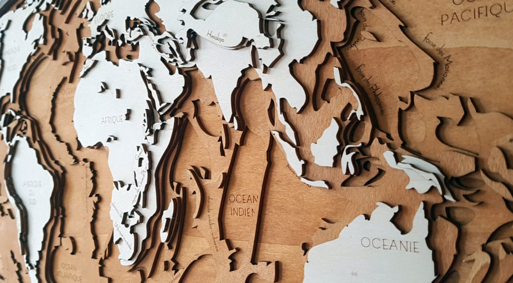 carte du monde en bois en relief