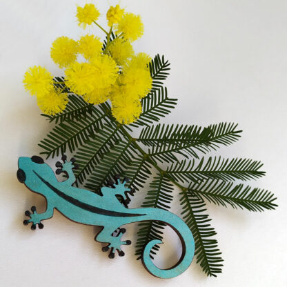 broche gecko en bois, peinte en bleu et noir