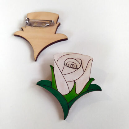 Boutonnière rose en bois blanche