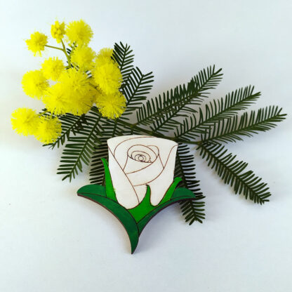 Broche rose blanche en bois