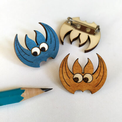 Broche chauve-souris en bois