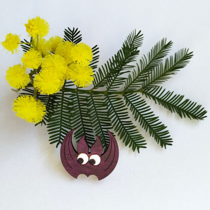 Broche chauve-souris en bois