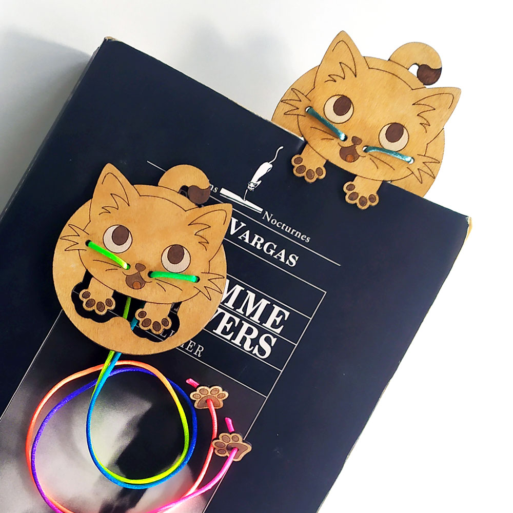 marque-page chat en bois avec cordons nylon