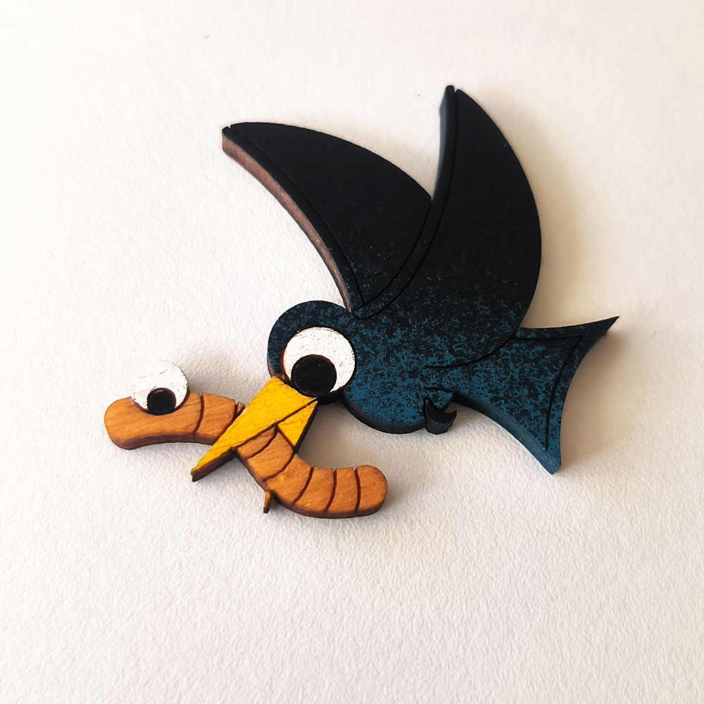 Corbeau avec vers dans le bec