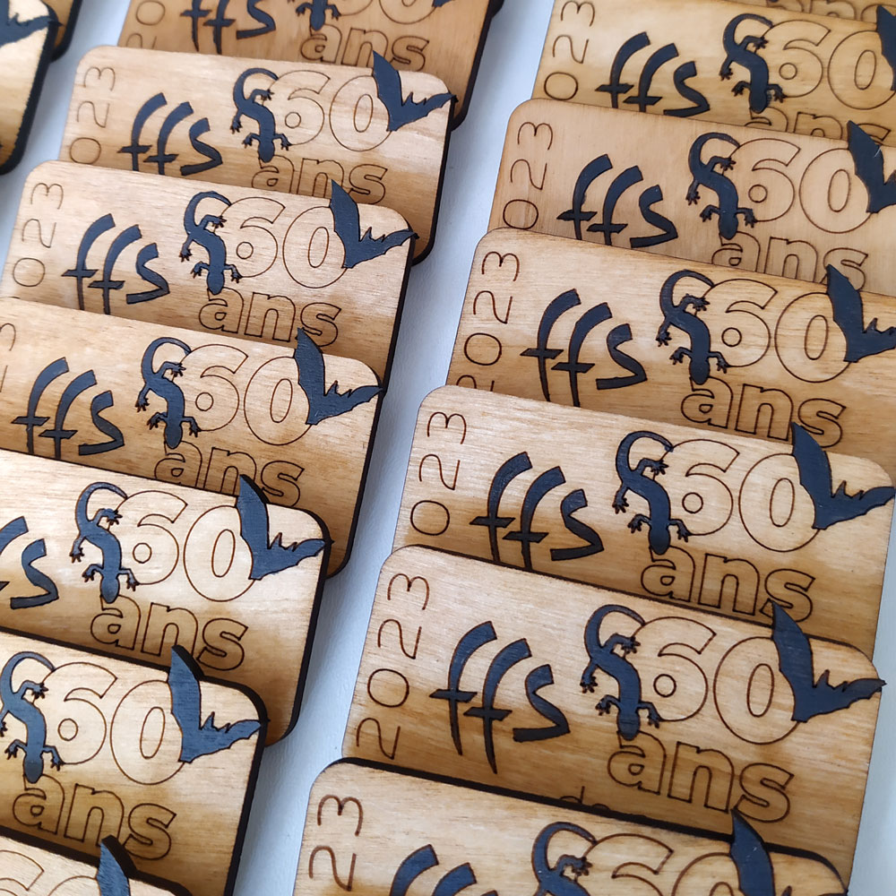 preparation_badge_60ans_l Broches en bois événement entreprise