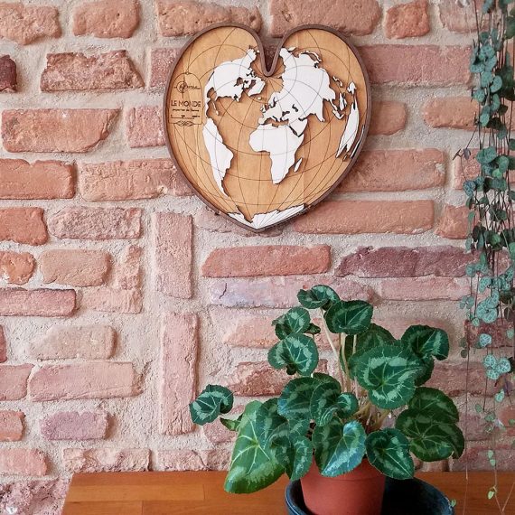 carte du monde en bois petit coeur